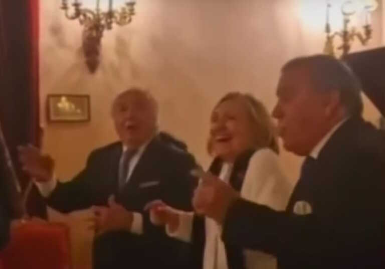 Η Χίλαρι Κλίντον χορεύει macarena και γίνεται viral – To άβολο σόου, τα γέλια και τα σχόλια