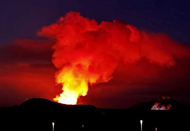 Η λάβα από το ηφαίστειο της Ισλανδίας καίει σπίτια του Γκρίνταβικ που εκκενώθηκε πριν λίγες ώρες