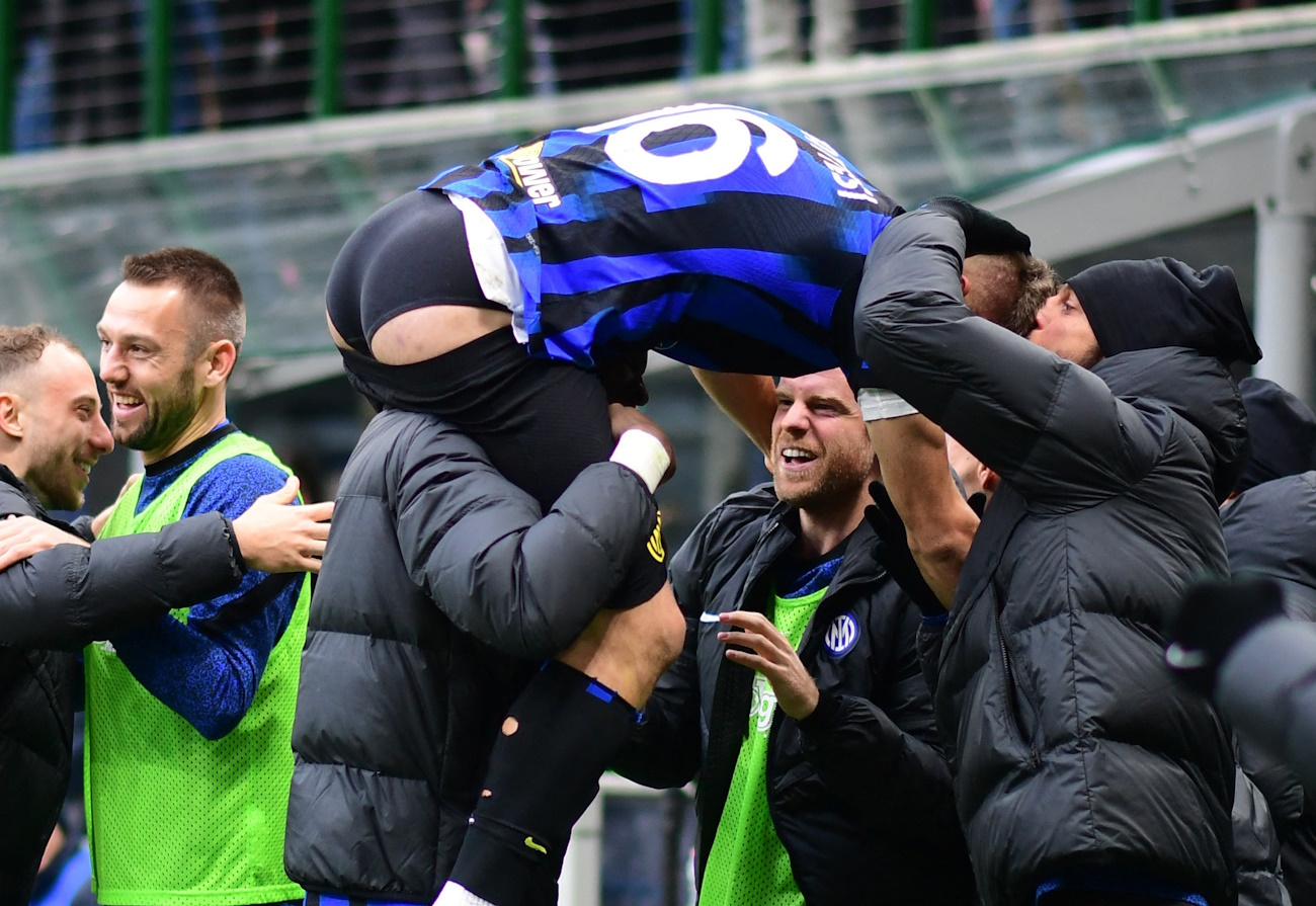 Soccer Football - Serie A - Inter Milan v Hellas Verona - San Siro, Milan, Italy - January 6, 2024 Inter Milan's Davide Frattesi celebrates scoring their second goal with teammates REUTERS