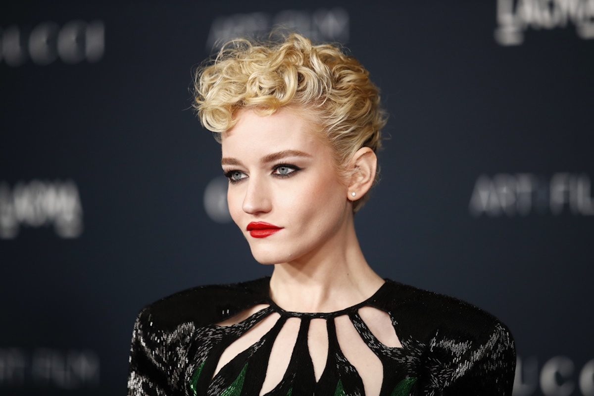 Η Julia Garner θα είναι πρωταγωνίστρια στη νέα ταινία του Λι Γουανέλ «Wolf Man»