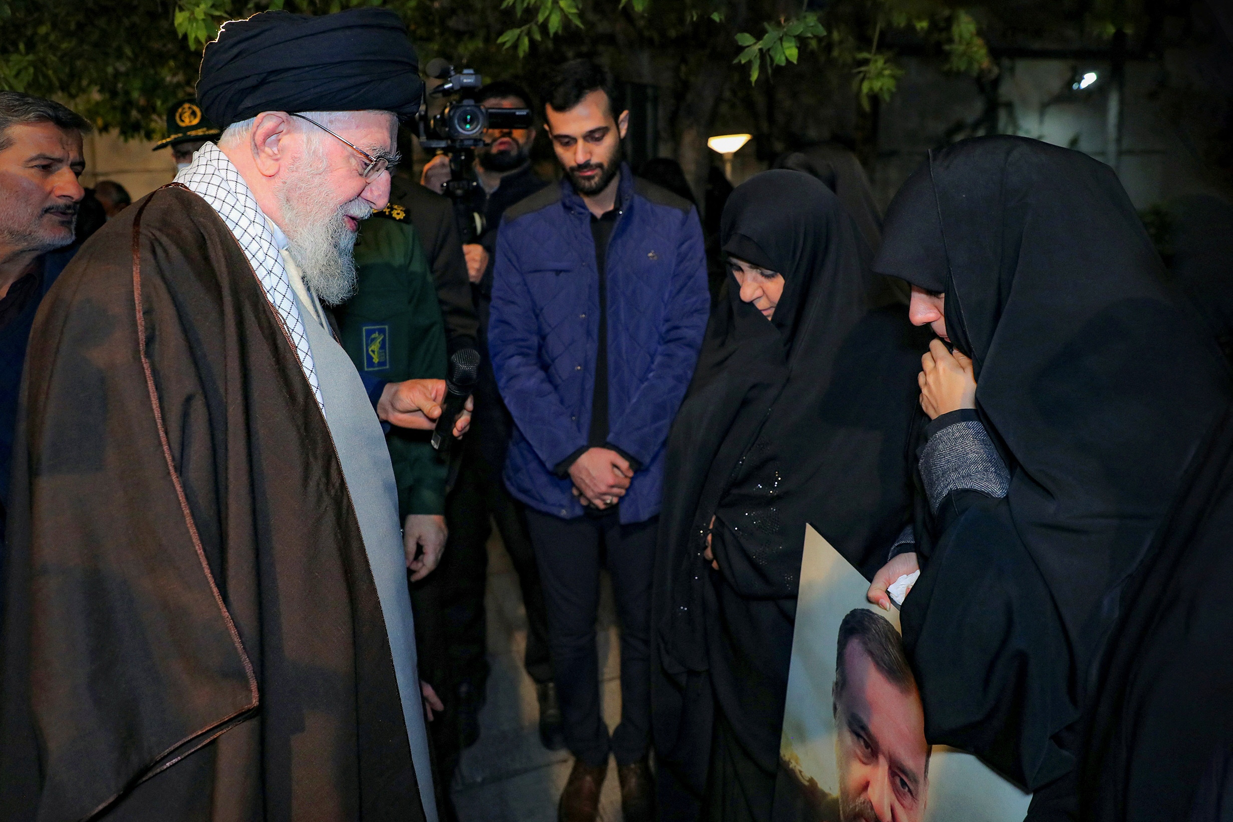 Μακελειό στο Ιράν: Ο αγιατολάχ Χαμενεΐ απειλεί με «σκληρή απάντηση»