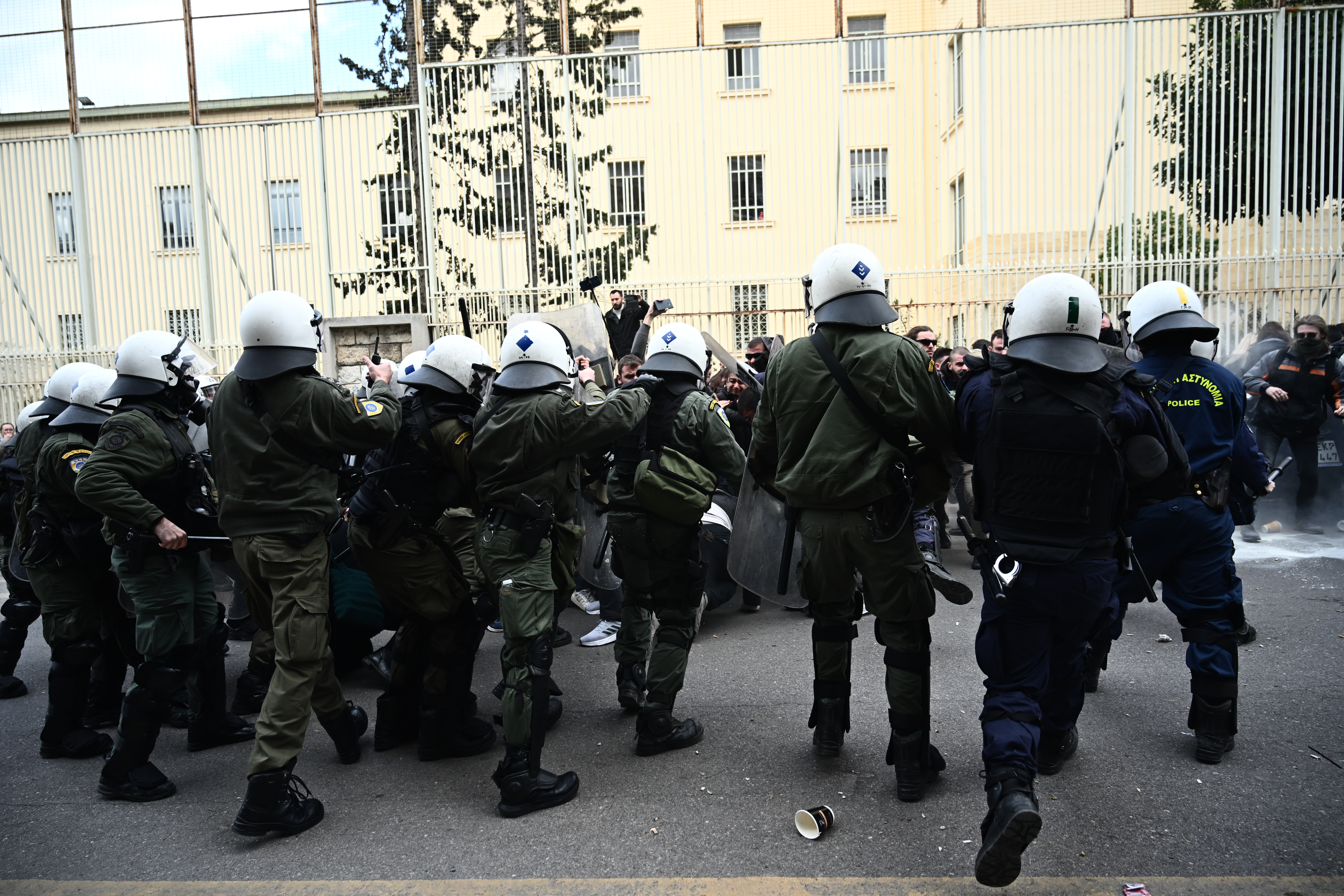 Έξωση της συνταξιούχου δημοσιογράφου Ιωάννας Κολοβού από το σπίτι της, που είχε βγει σε πλειστηριασμό και έχει αγοραστεί, στου Ζωγράφου, Τετάρτη 24 Ιανουαρίου 2024.  
(ΚΩΣΤΑΣ ΤΖΟΥΜΑΣ