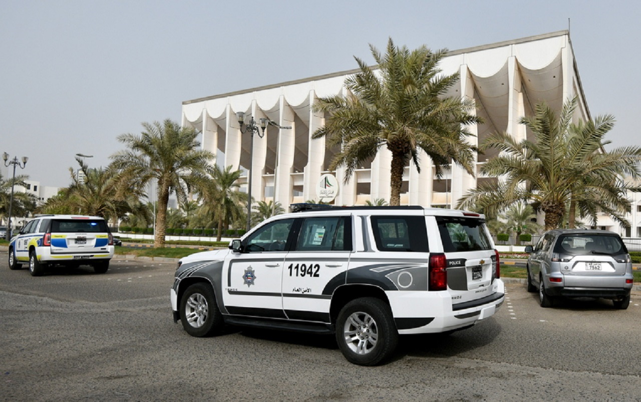 epa10028140 Police vehicles in front of Kuwait parliament building in Kuwait City, Kuwait, 22 June 2022. Kuwaiti Crown Prince Sheikh Meshal Al Ahmed Al Jaber on 22 June dissolved the Parliament and called for early elections.  EPA