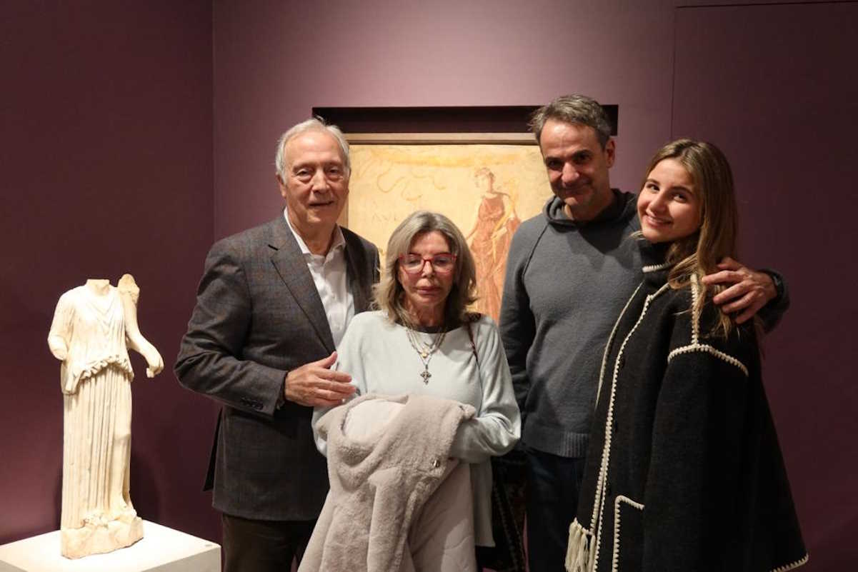 Ο Κυριάκος Μητσοτάκης μαζί με την κόρη του Δάφνη σε έκθεση του Μουσείου της Ακρόπολης