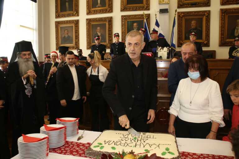 Σε εορταστική ατμόσφαιρα ο Δήμαρχος Πειραιά Γιάννης Μώραλης έκοψε την παραδοσιακή Βασιλόπιτα