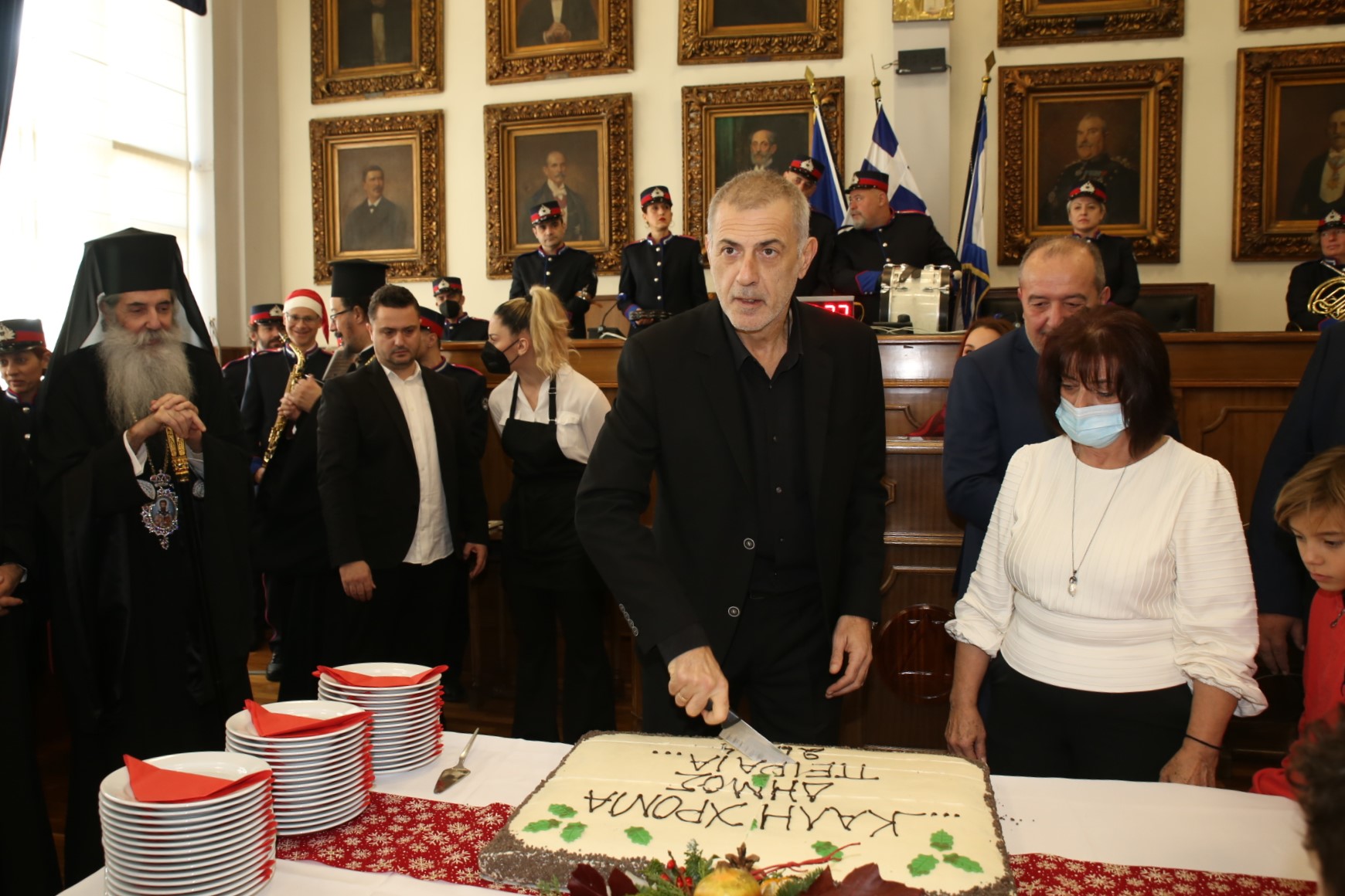 Γιάννης Μώραλης: Σε εορταστική ατμόσφαιρα ο Δήμαρχος Πειραιά έκοψε την παραδοσιακή Βασιλόπιτα