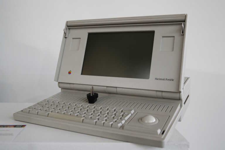 Το πρώτο Macintosh έγινε 40 ετών – Η τεχνολογική αρχαιότητα της Apple που έφερε επανάσταση