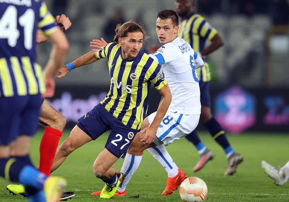 epa10284952 Volodymyr Shepeliev (R) of Dynamo Kyiv and Miguel Crespo (L) of Fenerbahce SK in action during the during the UEFA Europa League group B soccer match between Dynamo Kyiv and Fenerbahce SK in Krakow, Poland, 03 November 2022.  EPA