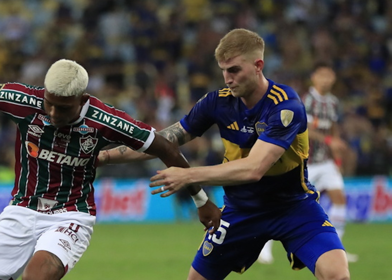 epa10958754 Nicolas Valentini (R) of Boca vies for the ball with John Kennedy (C) of Fluminense during  the CONMEBOL Copa Libertadores final soccer match between Boca Juniors and Fluminense at Maracana stadium in Rio de Janeiro, Brazil, 04 November 2023.  EPA