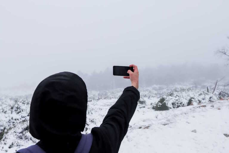 Βίντεο από τη χιονισμένη Πάρνηθα: Στους -3 βαθμούς Κελσίου ο υδράργυρος