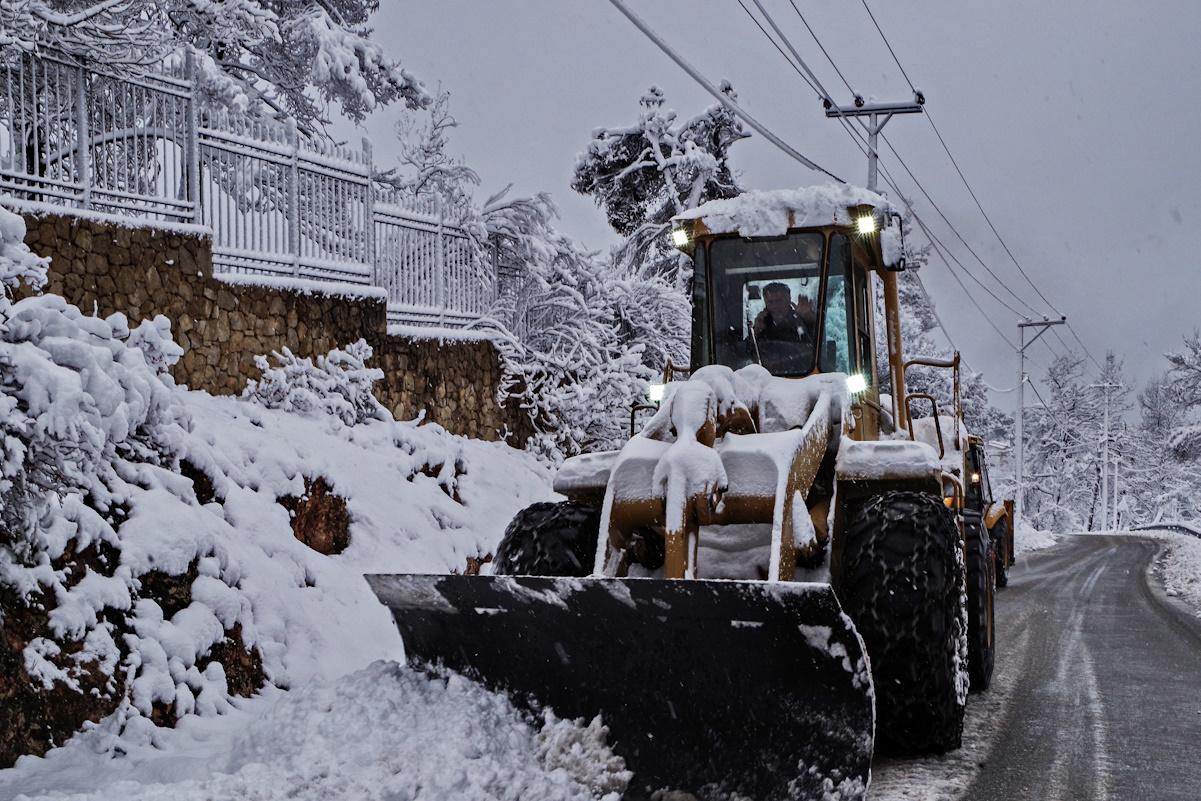 Κακοκαιρία: Κλειστή η λεωφόρος Πάρνηθος από το ύψος του τελεφερίκ λόγω χιονόπτωσης