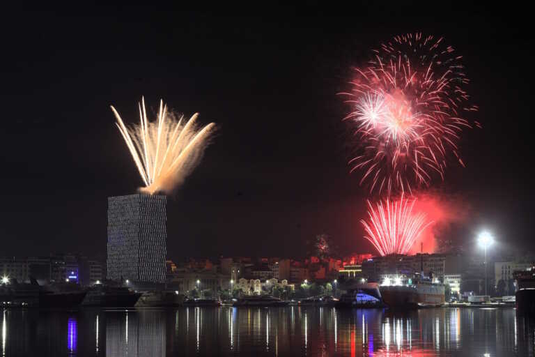 Με υπερθέαμα από πολύχρωμα βεγγαλικά και πυροτεχνήματα καλωσόρισε ο Πειραιάς το 2024