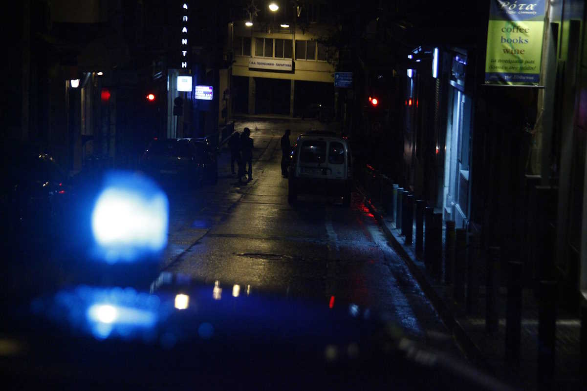 Πυροβολισμοί σημειώθηκαν το βράδυ της Κυριακής 24 Νοεμβρίου 2013, στην περιοχή των Εξαρχείων και συγκεκριμένα στη συμβολή των οδών Θεμιστοκλέους και Κωλέττη. 
Σύμφωνα με πληροφορίες, υπάρχει ένας τραυματίας ο οποίος έχει μεταφερθεί στο νοσοκομείο ΕΛΠΙΣ. Η κατάστασή του κρίνεται σοβαρή. Στο σημείο της συμπλοκής βρέθηκε ένα καλάσνικοφ ενώ ο άντρας που νοσηλέυεται φέρει τραύματα και από μαχαίρι.
(EUROKINISSI
