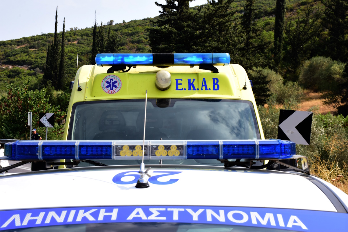 ΑΡΓΟΣ - Τροχαίο ατύχημα στο οποίο συγκρούστηκαν τρία επιβατικά αυτοκίνητα σημειώθηκε το μεσημέρι του Σαββάτου 20 Αυγούστου 2022 στην παλιά εθνική Άργους - Κορίνθου λίγο πριν τα Δερβενάκια.  Αποτέλεσμα της σύγκρουσης ήταν ο τραυματισμός δυο ατόμων που επέβαιναν στα Ι.Χ. και υλικές ζημιές. Στο σημείο μετέβησαν ένα πυροσβεστικό όχημα , περιπολικά της Τροχαίας Άργους και το ΕΚΑΒ. Προανάκριση για τους λόγους του ατυχήματος διενεργεί το Τμήμα Τροχαίας 'Αργους. (Βασίλης Παπαδόπουλος