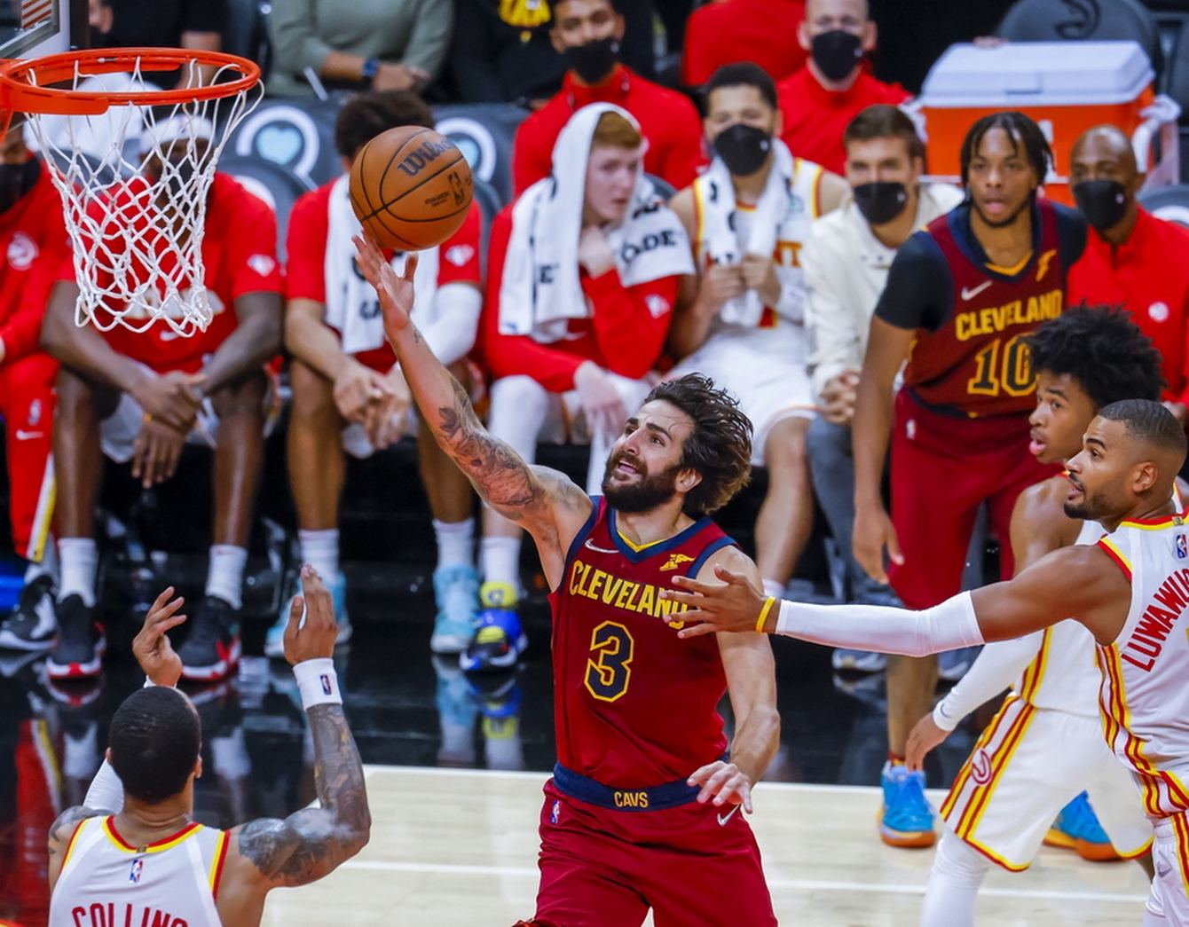 epa09510112 Cleveland Cavaliers guard Ricky Rubio (C) of Spain in action against Atlanta Hawks forward John Collins (L) and Atlanta Hawks guard Timothe Luwawu-Cabarrot (R) of France during the second half of the NBA preseason basketball game between the Cleveland Cavaliers and the Atlanta Hawks at State Farm Arena in Atlanta, Georgia, USA, 06 October 2021.  EPA