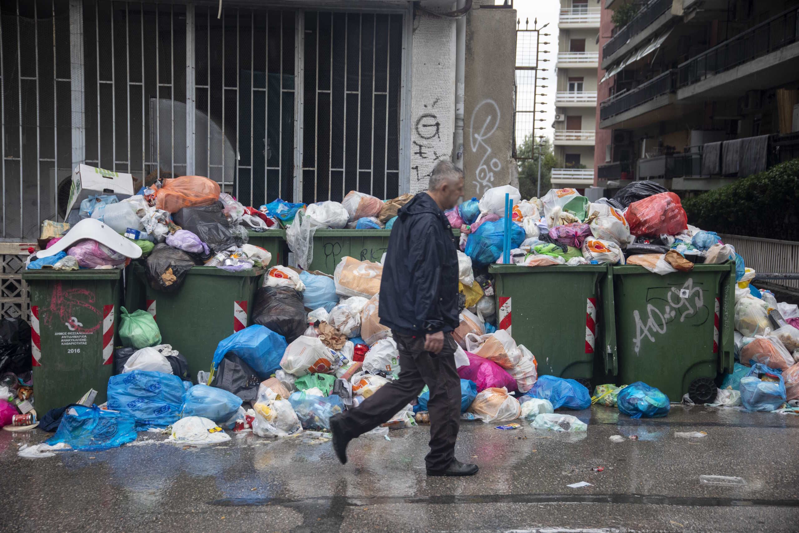 Θεσσαλονίκη: Έκτακτα μέτρα για τα σκουπίδια που πνίγουν την πόλη – Ποιοι θα πληρώνουν πρόστιμο
