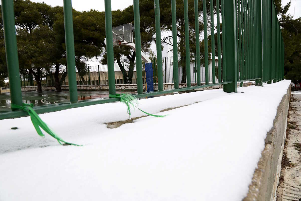 Κλειστά σχολεία στα βόρεια προάστια της Αθήνας λόγω της χιονόπτωσης και του παγετού την Πέμπτη 8 Ιανουαρίου 2015. Στο στιγμιότυπο κλειστό δημοτικό σχολείο στην Πεντέλη. 
(EUROKINISSI