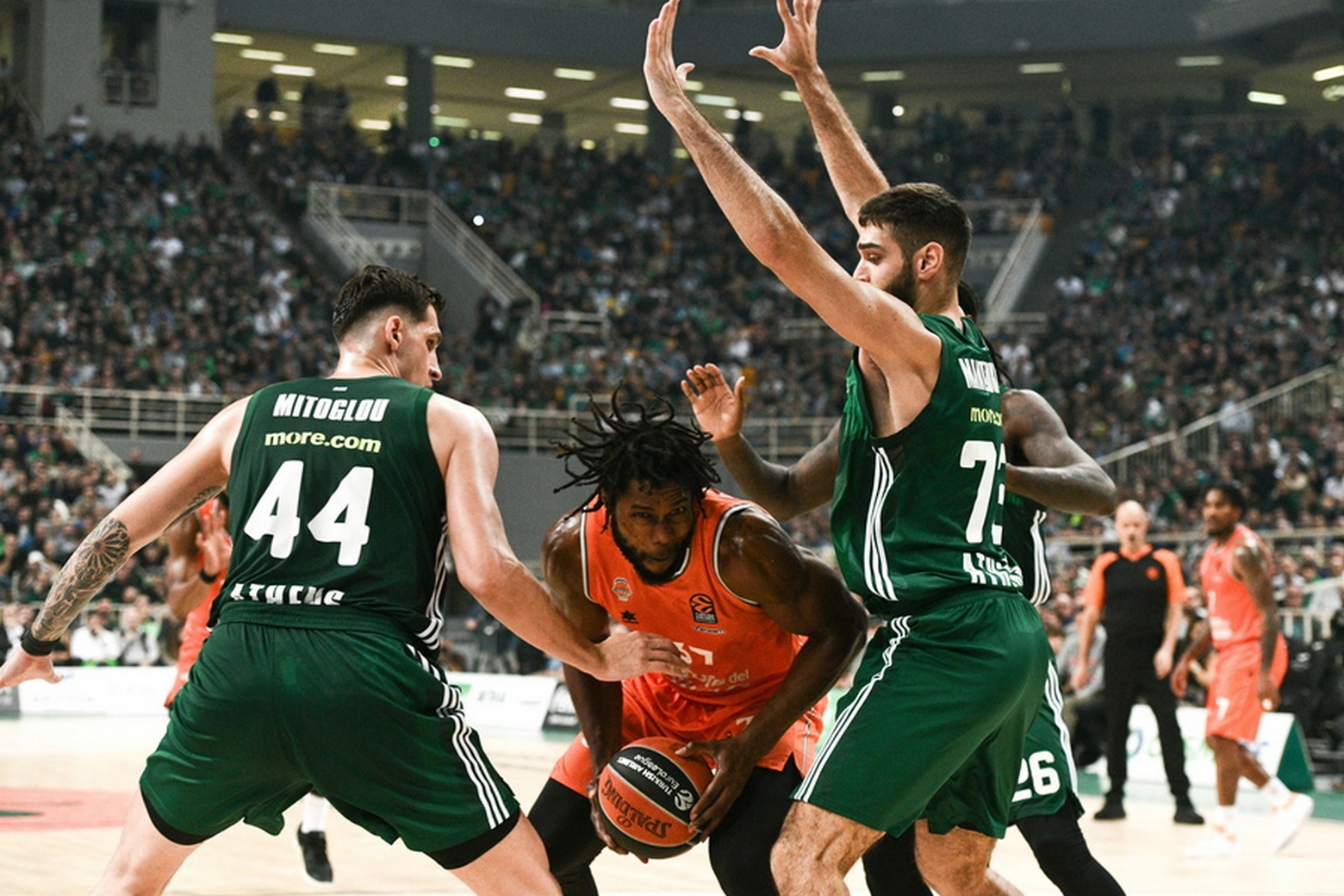 epa10991613 Panathinaikos' Ntinos Mitoglou (L) in action against Valencia's Semi Ojeleye (C) during the EuroLeague basketball match between Panathinaikos and Valencia, in Athens, Greece, 23 November 2023  EPA