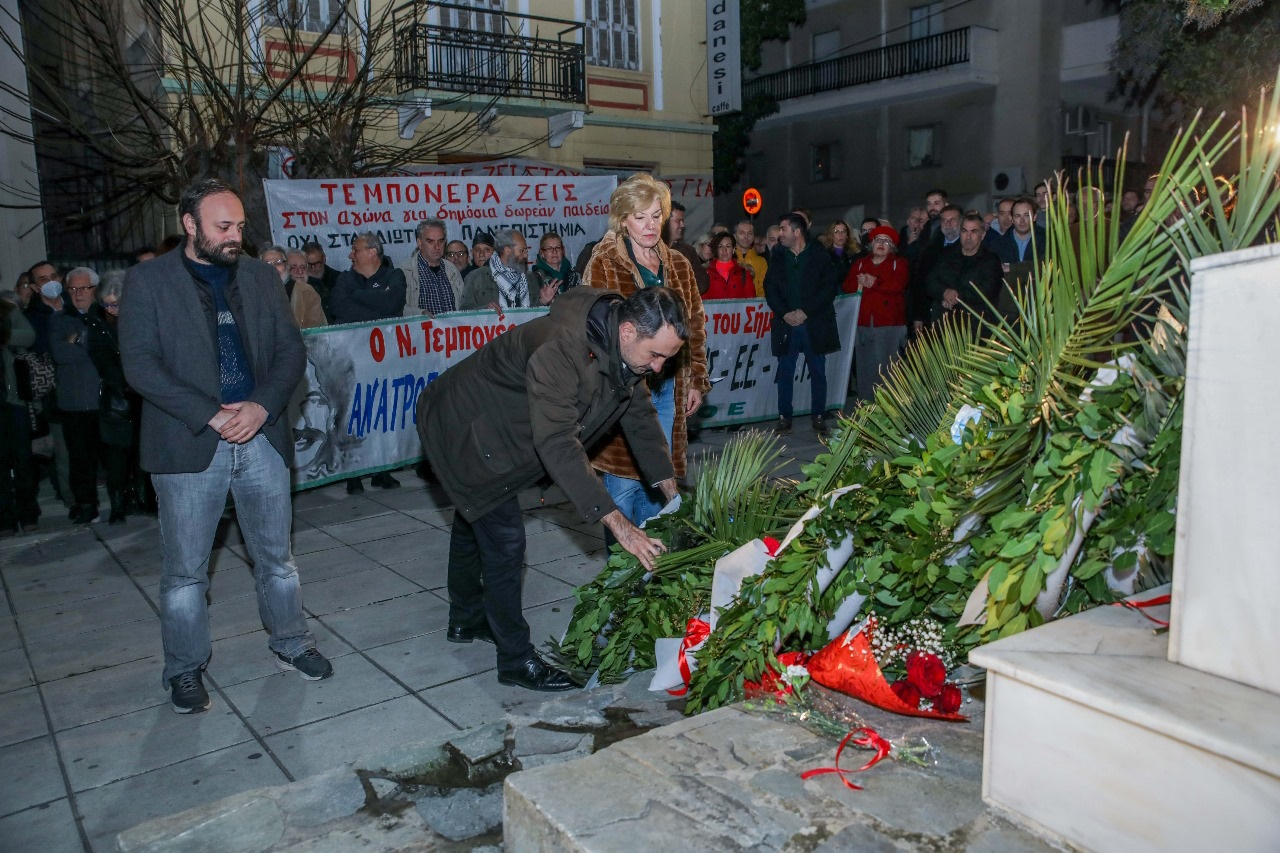 Ο Αλέξης Χαρίτσης κατέθεσε στεφάνι στη μνήμη του Νίκου Τεμπονέρα 33 χρόνια από τη δολοφονία του καθηγητή