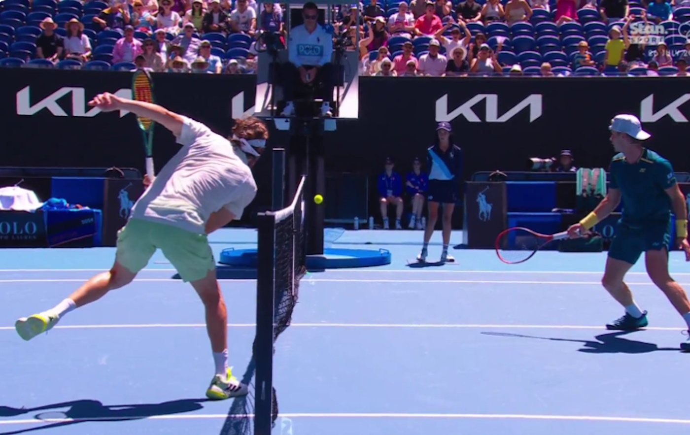 Στέφανος Τσιτσιπάς: Τρομερός πόντος πάνω από το φιλέ στην πρεμιέρα του στο Australian Open