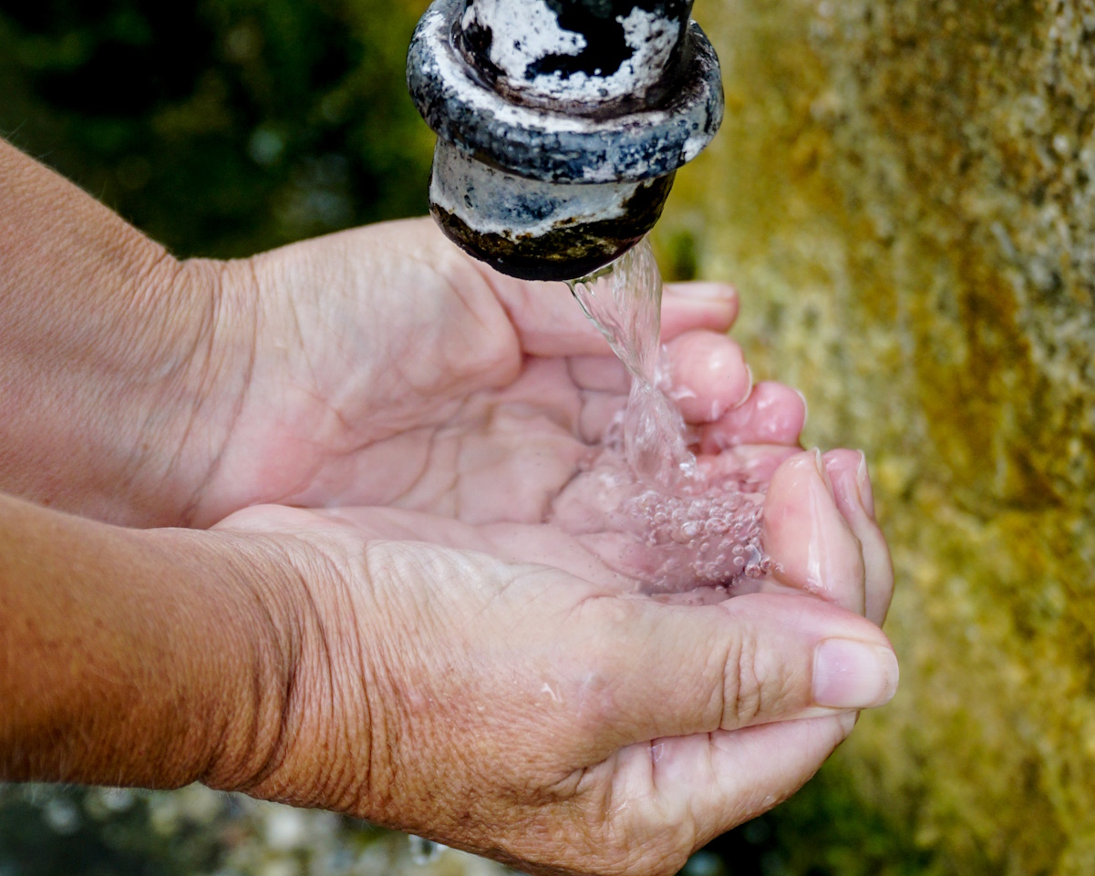 Ζάκυνθος: Κατάσταση έκτακτης ανάγκης για τις βρύσες που βγάζουν νερό με πετρέλαιο
