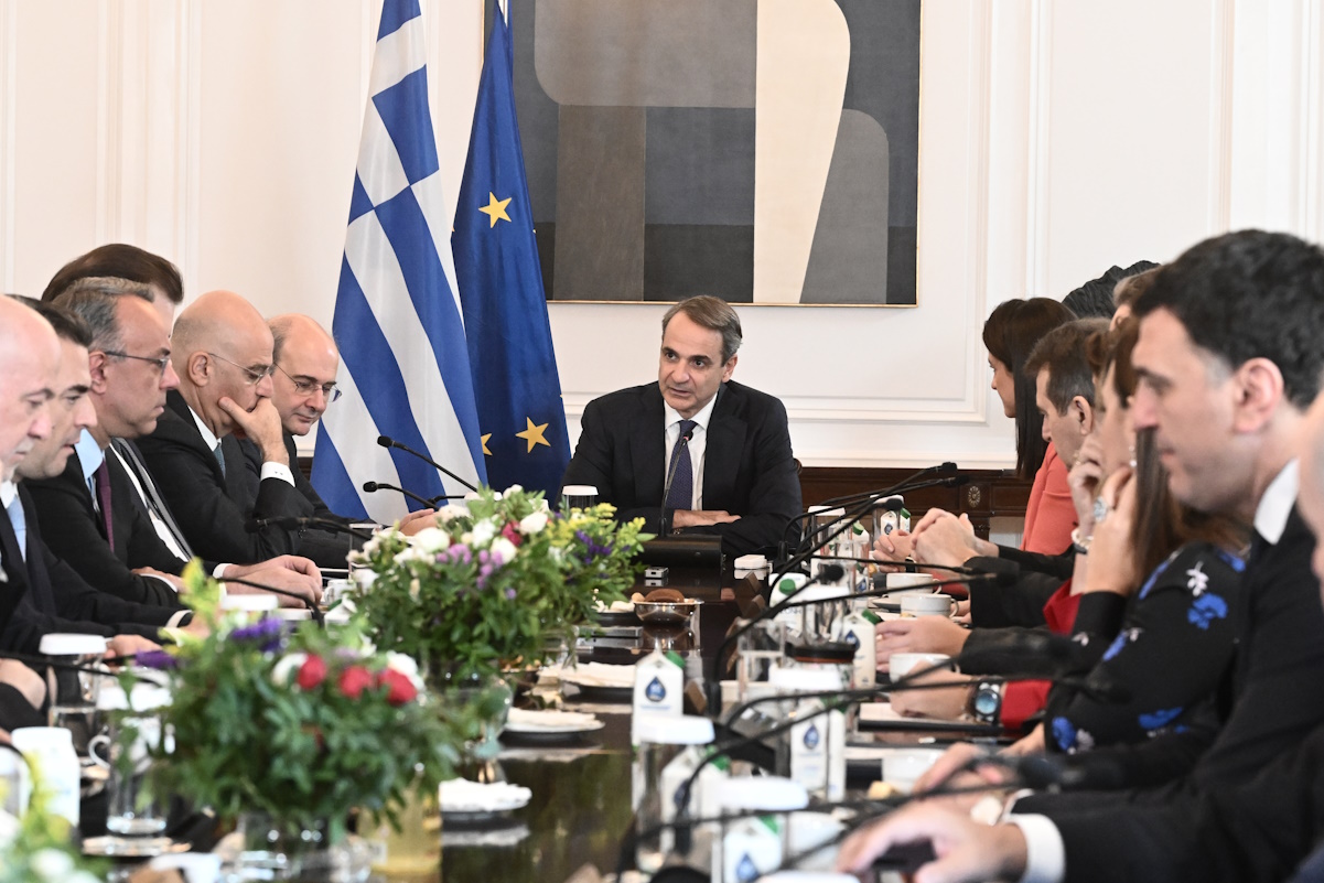 Συνεδρίαση του Υπουργικού Συμβουλίου υπό τον Πρωθυπουργό Κυριάκο Μητσοτάκη, Τετάρτη 24 Ιανουαρίου 2024. Στην συνεδρίαση του Υπουργικού Συμβουλίου παρουσιάστηκε και το νομοσχέδιο για τον γάμο των ομόφυλων ζευγαριών, με φόντο και τη συνεδρίαση της Ιεράς Συνόδου της Εκκλησίας της Ελλάδας, η οποία εξέφρασε την αντίθεσή της σε όσα προβλέπει το προωθούμενο νομοσχέδιο. Εκτός από το νομοσχέδιο για την ισότητα στον γάμο, ο υπουργός Δικαιοσύνης, Γιώργος Φλωρίδης, παρουσίασε το νομοσχέδιο για τον δικαστικό χάρτη. Επίσης ο υπουργός Εξωτερικών, Γιώργος Γεραπετρίτης, παρουσίασε το Στρατηγικό Σχέδιο για τον Απόδημο Ελληνισμό και ο υπουργός Ψηφιακής Διακυβέρνησης, Δημήτρης Παπαστεργίου, το νομοσχέδιο για τα μέτρα εφαρμογής του Κανονισμού (ΕΕ) 2022
(ΤΑΤΙΑΝΑ ΜΠΟΛΑΡΗ