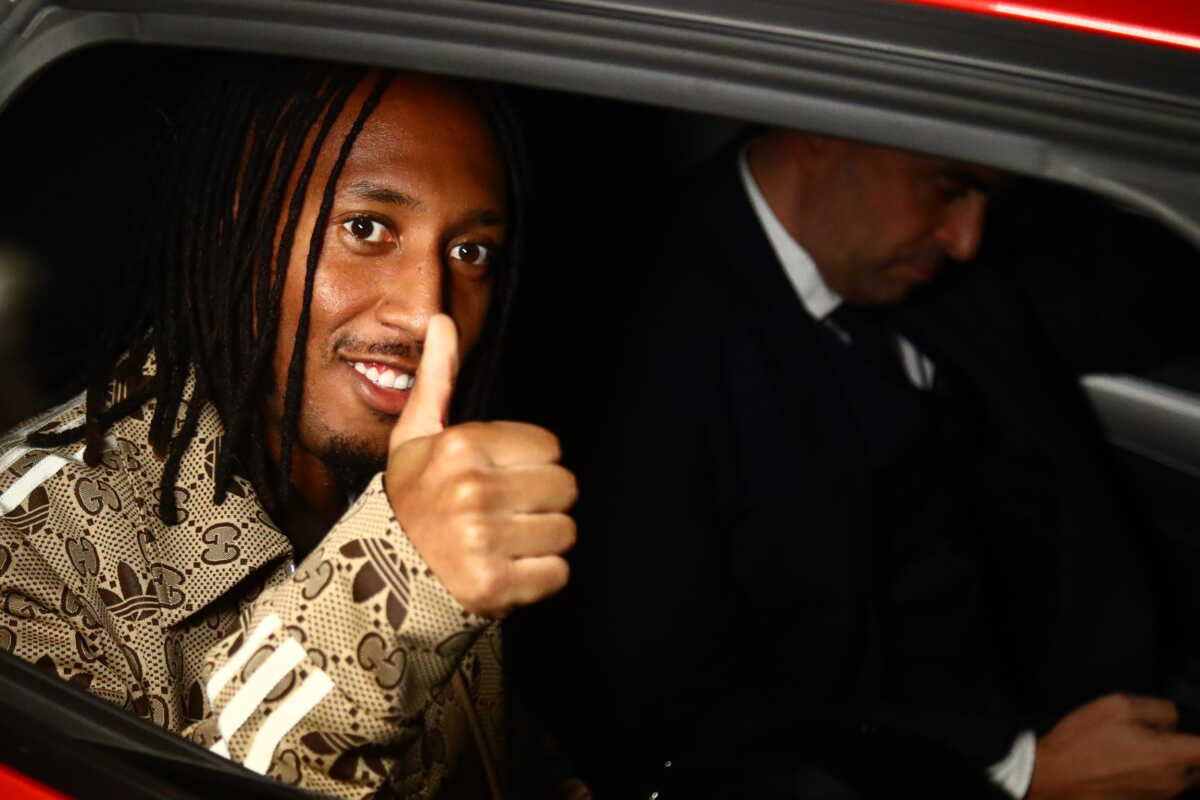 ΑΦΙΞΗ ΤΟΥ ΖΕΛΣΟΝ ΜΑΡΤΙΝΣ ΣΤΗΝ ΑΘΗΝΑ ΓΙΑ ΤΗΝ ΟΜΑΔΑ ΤΟΥ ΟΛΥΜΠΙΑΚΟΥ (ΜΑΡΚΟΣ ΧΟΥΖΟΥΡΗΣ