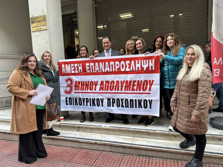 Ο Άδωνις Γεωργιάδης στο πεζοδρόμιο του υπουργείου  Υγείας με νοσηλεύτριες που έχουν απολυθεί