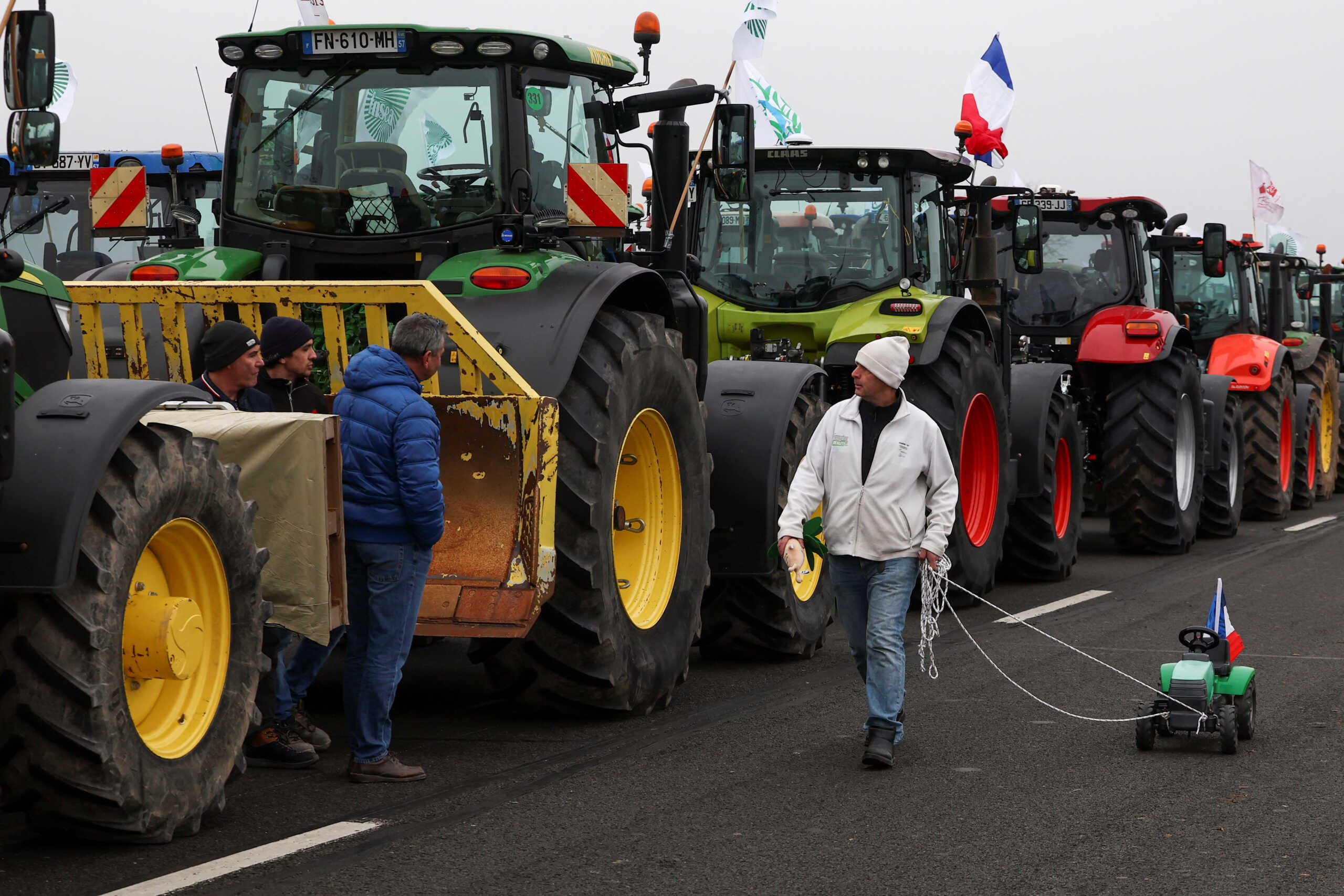 Κλιμακώνουν τις κινητοποιήσεις τους οι αγρότες σε όλη την Ευρώπη