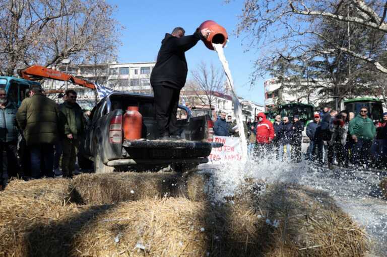 Αγρότες και κτηνοτρόφοι έριξαν γάλα σε κεντρική πλατεία της Λάρισας - «Φουντώνουν» οι κινητοποιήσεις