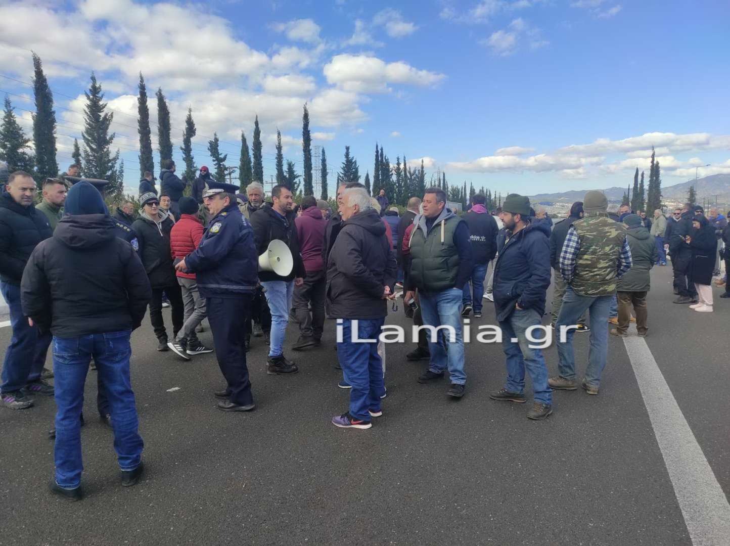 Κινητοποιήσεις αγροτών: Έκλεισαν συμβολικά την εθνική Αθηνών – Λαμίας, τρακτέρ στο κέντρο της Λάρισας