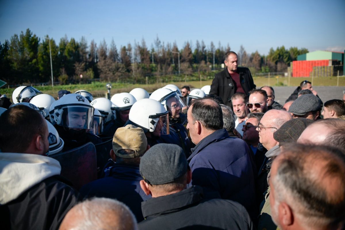 Λάρισα: Ένταση με αγρότες και αστυνομικούς στον Πλατύκαμπο