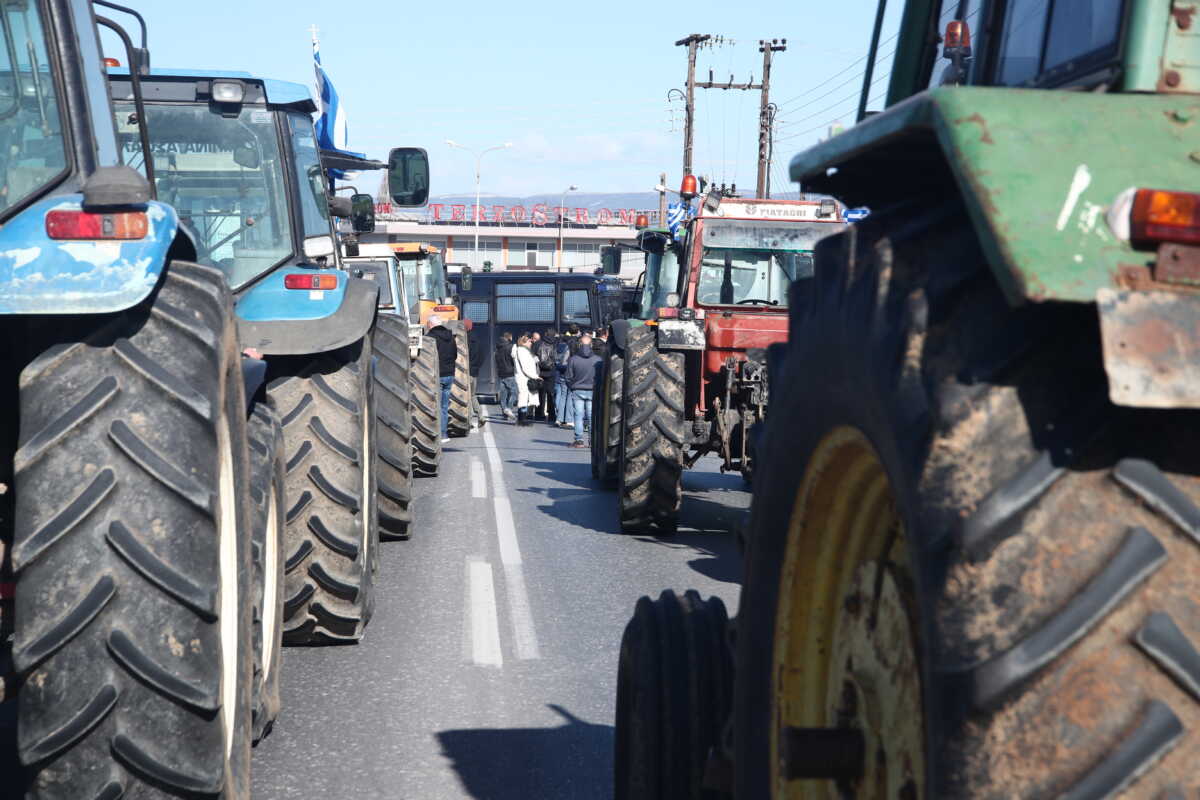 Διαμαρτυρία αγροτών στην Θεσσαλονίκη, Παρασκευή 26 Ιανουαρίου 2024. Οι αγρότες κινητοποιήθηκαν για το υπέρογκο κόστος παραγωγής αλλά και την μεγάλη πτώση στις τιμές των προϊόντων τους. 
(ΒΑΣΙΛΗΣ ΒΕΡΒΕΡΙΔΗΣ