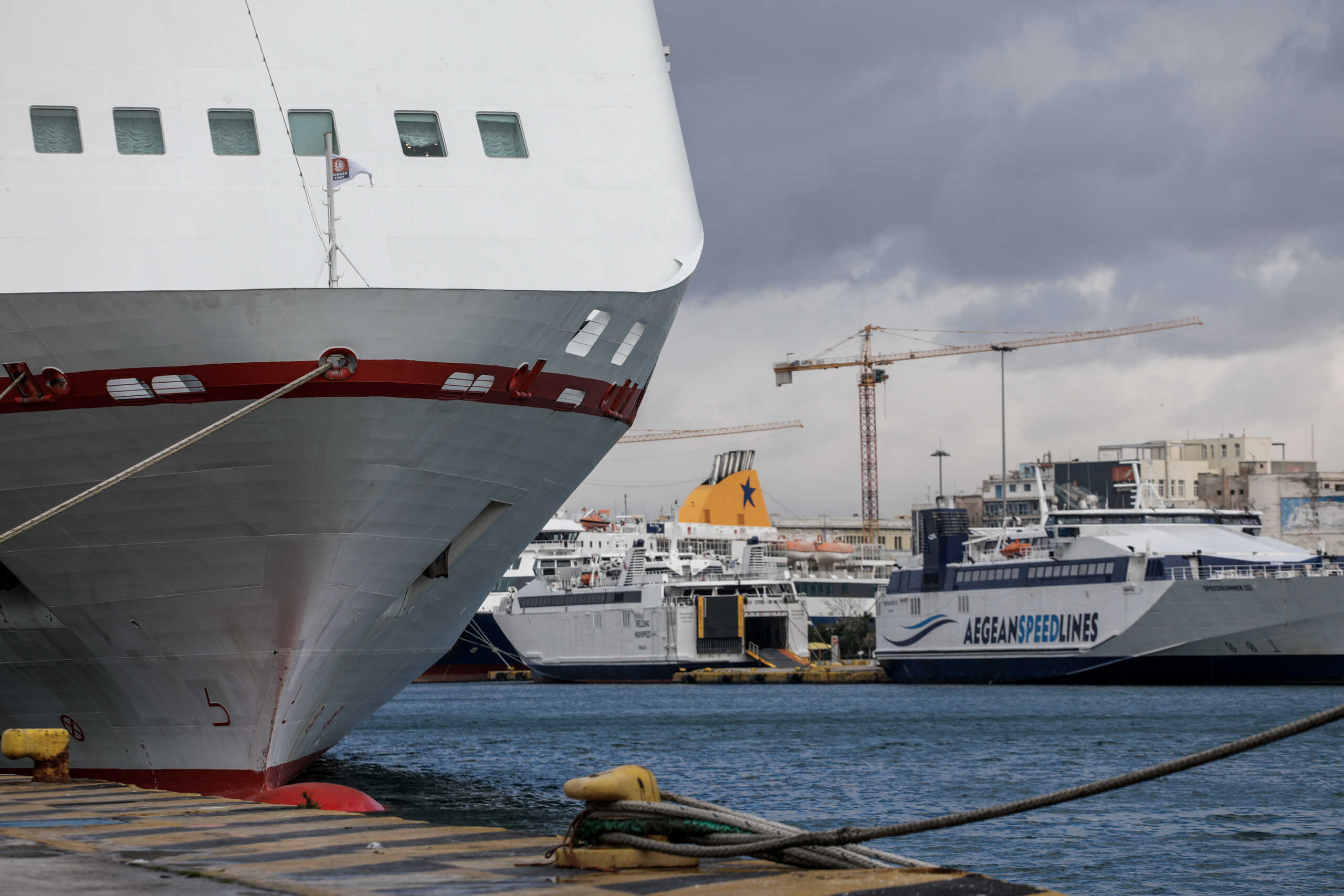 Απαγορευτικό απόπλου σε Πειραιά, Ραφήνα και Λαύριο – Δεμένα τα πλοία στα λιμάνια