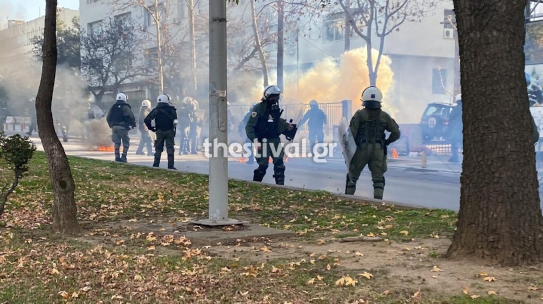 ΑΠΘ: Επεισόδια μεταξύ κουκουλοφόρων και ΜΑΤ – Μολότοφ, χημικά και κρότου λάμψης