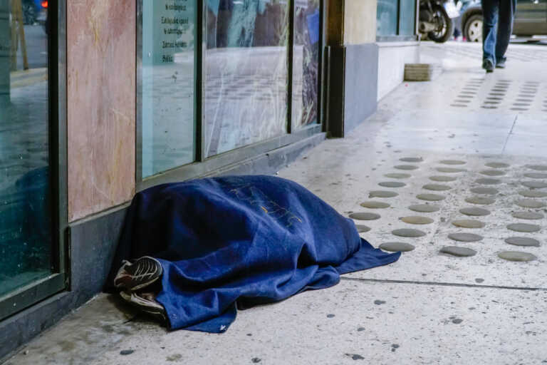 Ο δήμος Αθηναίων παίρνει μέτρα για την προστασία αστέγων από το ψύχος