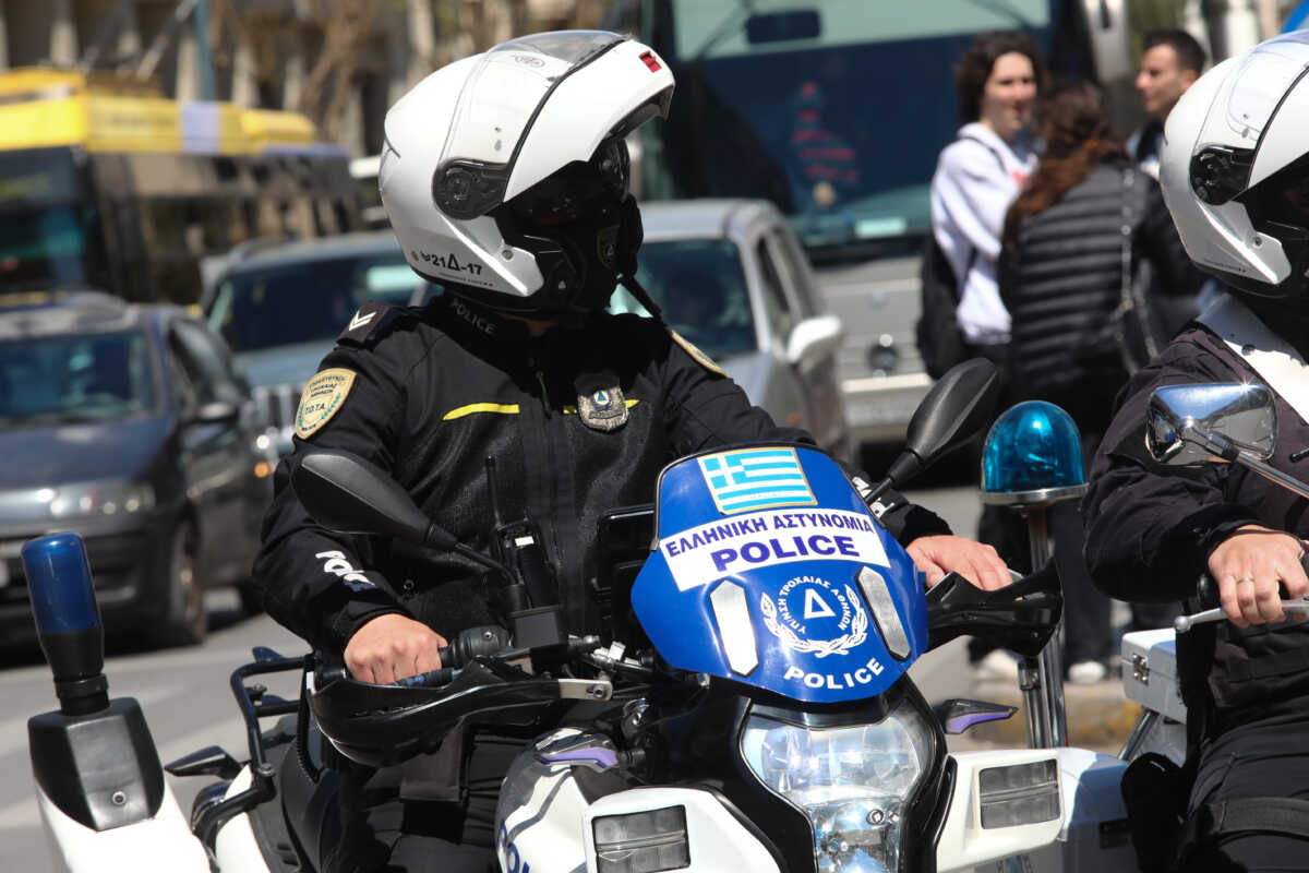 Ένταση έξω από το Οικονομικό Πανεπιστήμιο (ΑΣΣΟΕ), Τετάρτη 5 Απριλίου 2023. Σύμφωνα με την Αστυνομία, μία ομάδα περίπου 20 ατόμων έκλεισαν τον δρόμο μπροστά από την ΑΣΣΟΕ με κάδους σκουπιδιών και στη συνέχεια τους έβαλαν φωτιά. Ως αποτέλεσμα είχε να κλείσει η οδός Πατησίων και στα δύο ρεύματα κυκλοφορίας.
(ΓΙΑΝΝΗΣ ΠΑΝΑΓΟΠΟΥΛΟΣ