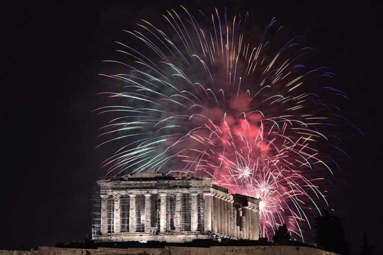 Έτσι υποδέχτηκε η Ελλάδα το 2024 - Εντυπωσιακά πυροτεχνήματα «έλουσαν» τον Παρθενώνα και το λιμάνι του Πειραιά