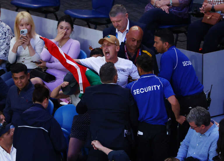 Australian Open: Αναστάτωση στις κερκίδες με θεατή που σήκωσε σημαία της Παλαιστίνης