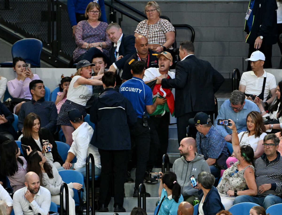 Australian Open: Αναστάτωση στις κερκίδες με θεατή που σήκωσε σημαία της Παλαιστίνης