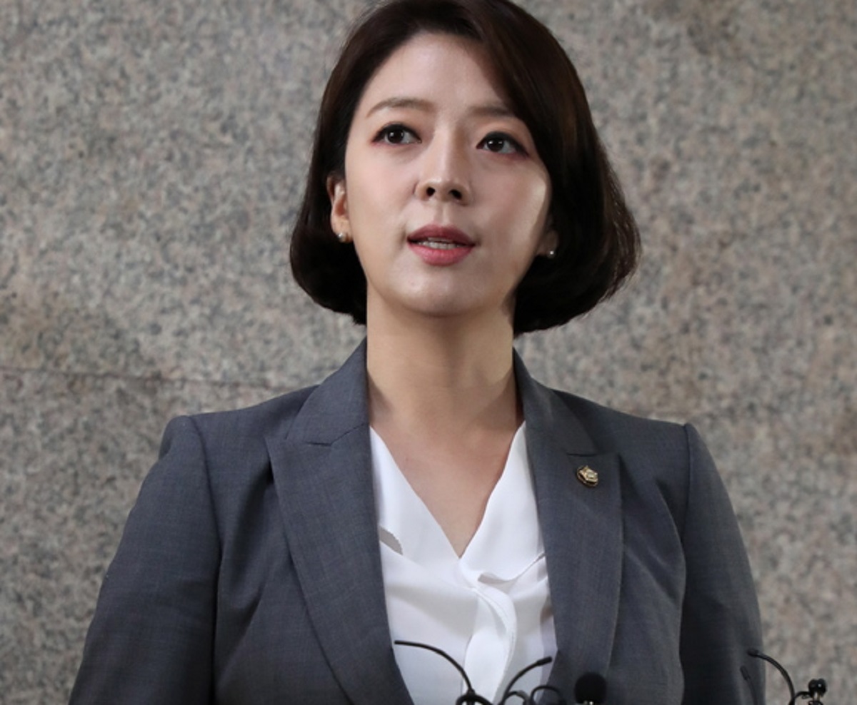 epa10096724 Bae Hyun-jin, a lawmaker of the ruling People Power Party, holds a press conference to announce her intention to resign as a member of the party's supreme council, at the National Assembly, in Seoul, South Korea, 29 July 2022.  EPA