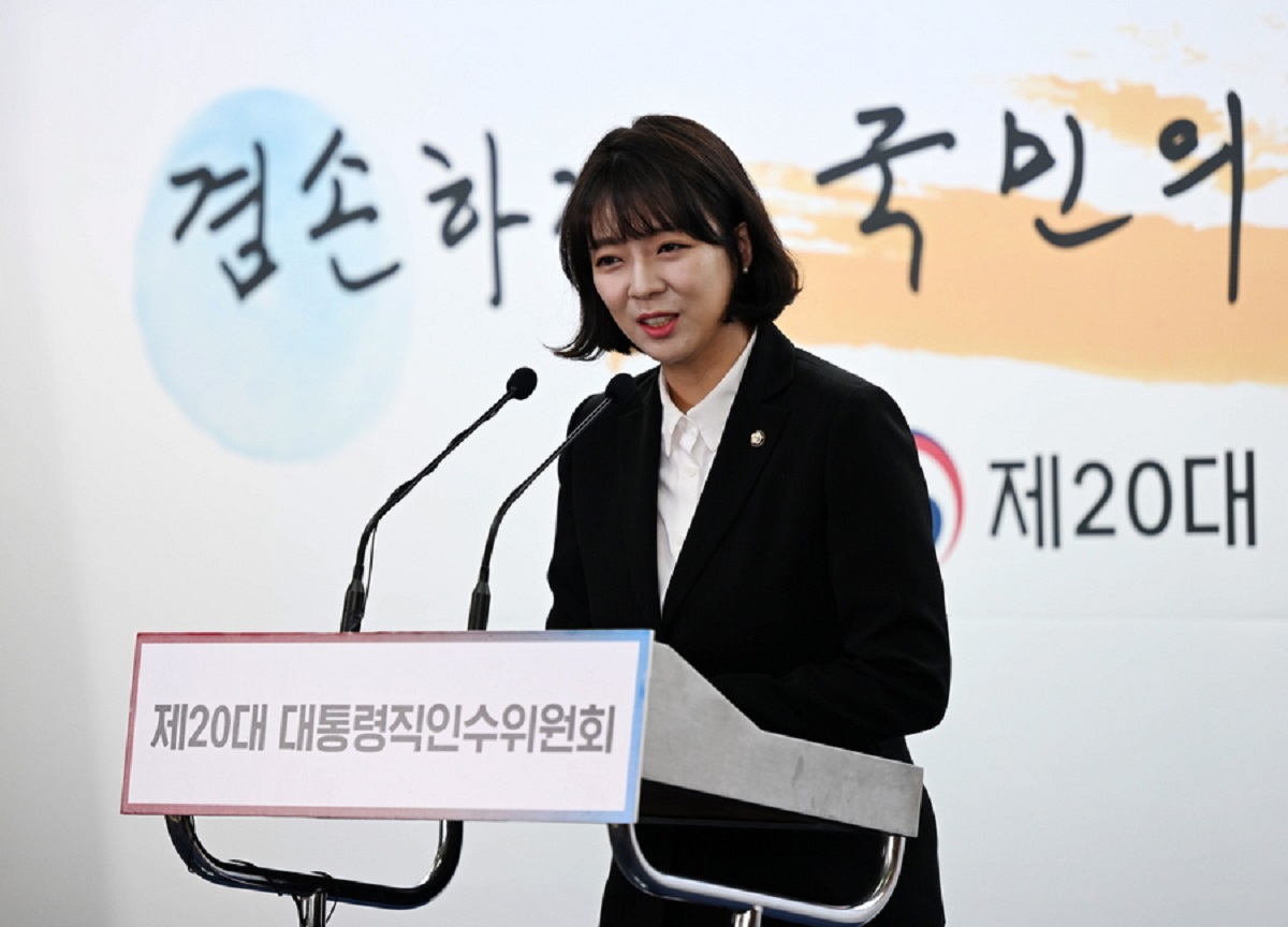 epa09871031 Rep. Bae Hyun-jin, new spokesperson of President-elect Yoon Suk-yeol, greets reporters at the office of the presidential transition committee in Seoul, South Korea, 05 April 2022.  EPA
