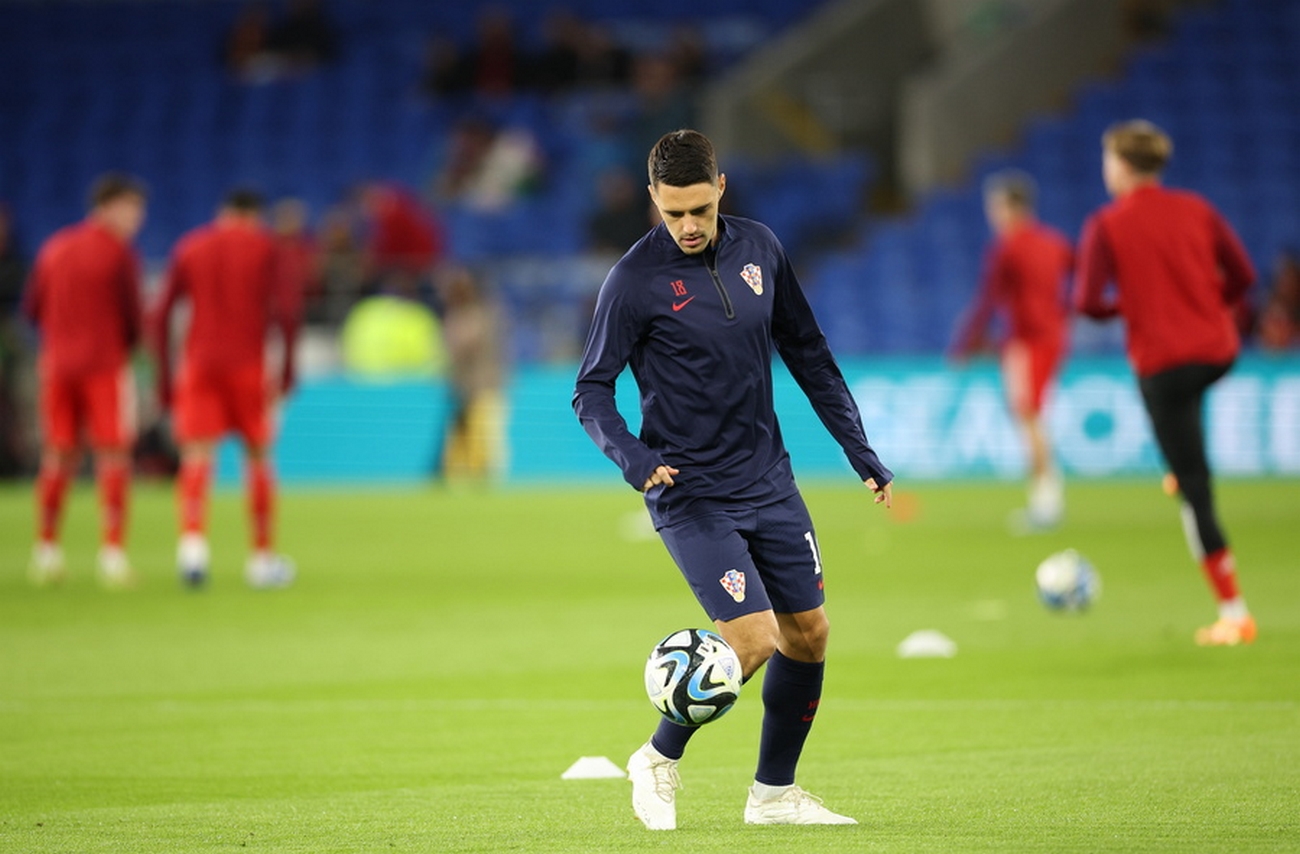 epa10920792 Josip Brekalo of Croatia warms up ahead of the UEFA EURO 2024 group D qualification round match between Wales and Croatia, in Cardiff, Britain, 15 October 2023.  EPA
