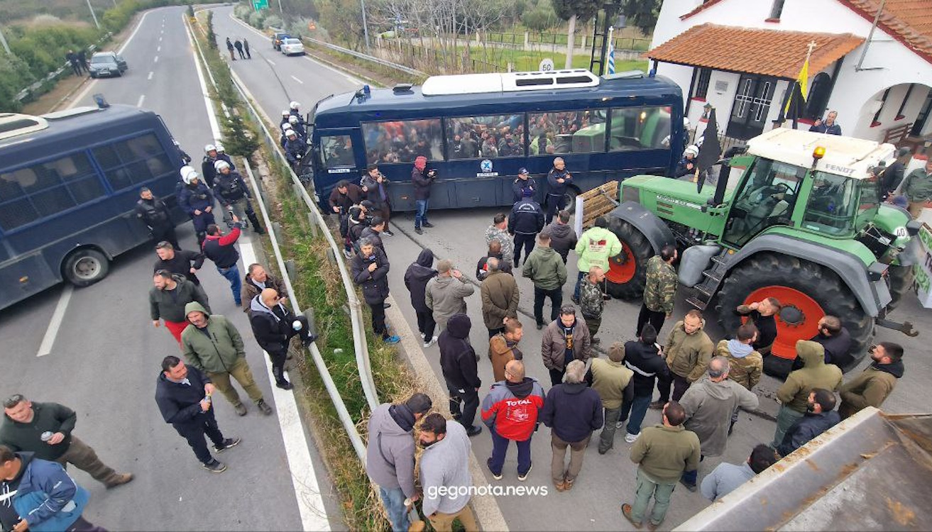 Αλμυρός Βόλου: Ενταση μεταξύ αγροτών και αστυνομίας – Τους «μπλόκαραν» τα ΜΑΤ