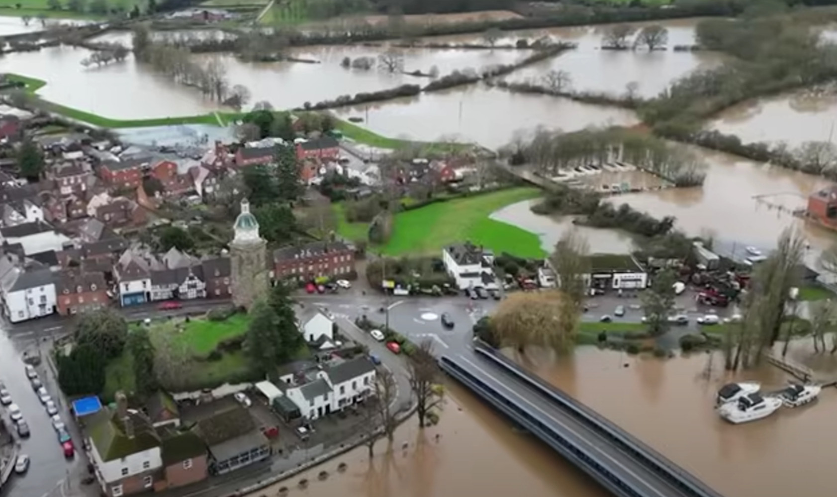 Βρετανία: Πλημμύρες, ακυρώσεις δρομολογίων και χιλιάδες σπίτια χωρίς ρεύμα λόγω της κακοκαιρίας Χενκ