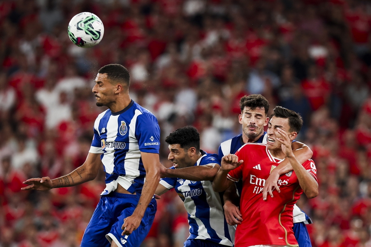 epa10890984 Benfica's Petar Musain in action against Porto's (L-R) David Carmo, Mehdi Taremi, and Ze Pedro during the Portuguese First League soccer match between Benfica CP and FC Porto, in Lisbon, Portugal, 29 September 2023.  EPA