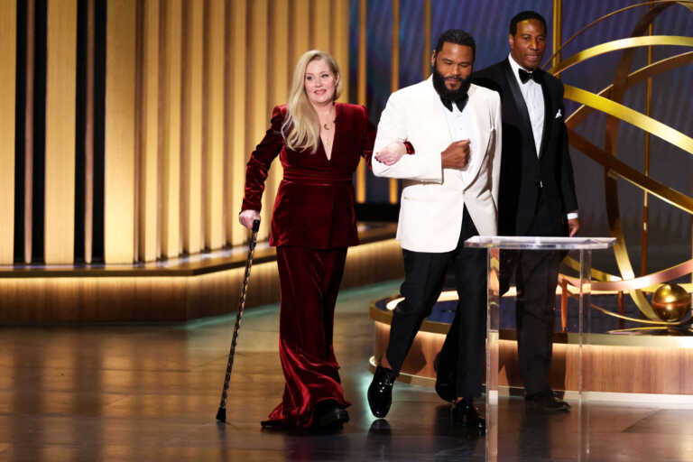 Emmy 2024: Αποθεώθηκε η Κριστίνα Άπλγκεϊτ – Εμφανίστηκε με μπαστούνι στη σκηνή