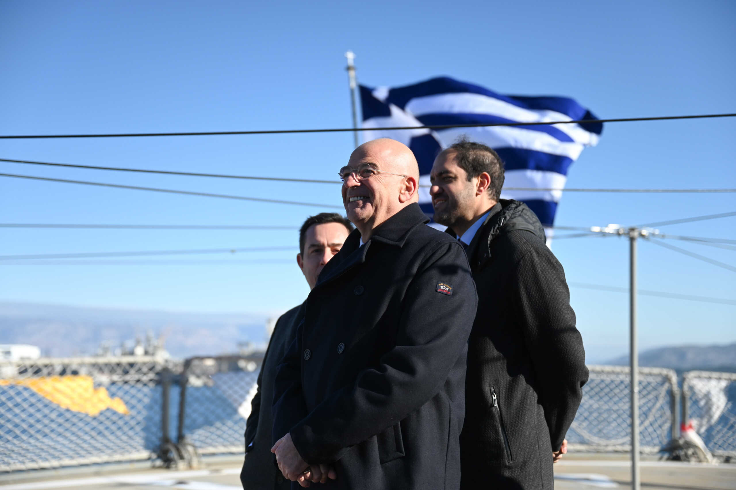 Ο Υπουργός Εθνικής Άμυνας, Νίκος Δένδιας, συνοδευόμενος από τον Υφυπουργό Εθνικής Άμυνας, Ιωάννη Κεφαλογιάννη, παρέστη σήμερα, Τρίτη 23 Ιανουαρίου 2024, στην τελετή παράδοσης - παραλαβής καθηκόντων  Αρχηγού Στόλου, μεταξύ του Αρχηγού ΓΕΝ Αντιναυάρχου Δημήτριου - Ελευθέριου Κατάρα ΠΝ και του Αντιναυάρχου Πολυχρόνη Κουλούρη ΠΝ.

Στην τελετή, η οποία πραγματοποιήθηκε στον Ναύσταθμο Σαλαμίνας, παρέστη ο Βουλευτής, Νότης Μηταράκης. Από πλευράς στρατιωτικής ηγεσίας παρευρέθηκαν, ο Αρχηγός ΓΕΕΘΑ Στρατηγός Δημήτριος Χούπης, ο Αρχηγός ΓΕΣ Αντιστράτηγος Γεώργιος Κωστίδης, ο Αρχηγός ΓΕΑ Αντιπτέραρχος (Ι) Δημοσθένης Γρηγοριάδης.

Παρευρέθηκαν ακόμη, ο Αρχηγός του Πυροσβεστικού Σώματος Αντιστράτηγος ΠΣ Θεόδωρος Βάγιας, ο Υπαρχηγός της Ελληνικής Αστυνομίας Αντιστράτηγος Πασχάλης Συριτούδης ως εκπρόσωπος του Αρχηγού της ΕΛ.ΑΣ, ο Υποναύαρχος Λ.Σ. Αντώνιος Μάζης ως εκπρόσωπος του Αρχηγού Λ.Σ.- ΕΛ.ΑΚΤ, Ανώτατοι Αξιωματικοί, εν αποστρατεία στελέχη του Πολεμικού Ναυτικού, ο Υποναύαρχος ε.τ Πάνος Λασκαρίδης, τα μέλη του Ανωτάτου Ναυτικού Συμβουλίου, καθώς και λοιποί προσκεκλημένοι.  Τρίτη 23 Ιανουαρίου 2024  (ΓΙΑΝΝΗΣ ΠΑΝΑΓΟΠΟΥΛΟΣ