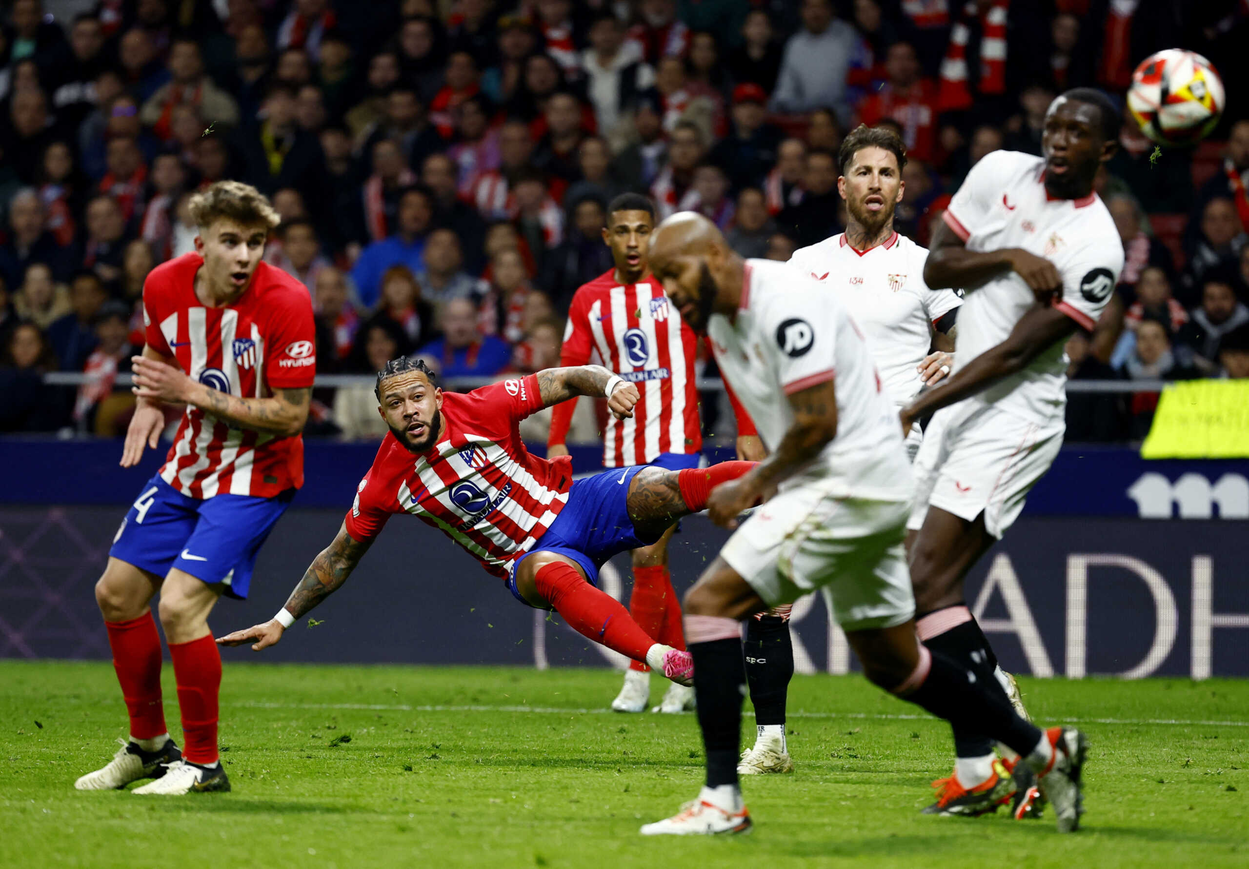 Soccer Football - Copa del Rey - Quarter Final - Atletico Madrid v Sevilla - Metropolitano, Madrid, Spain - January 25, 2024 Atletico Madrid's Memphis Depay shoots at goal REUTERS
