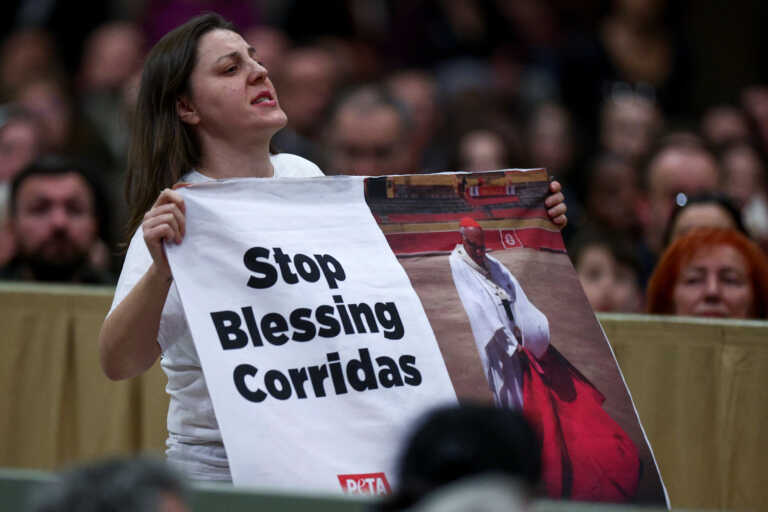 Ακτιβίστριες διέκοψαν Θεία Λειτουργία χοροστατούντος του Πάπα Φραγκίσκου διαμαρτυρόμενες για τις ταυρομαχίες